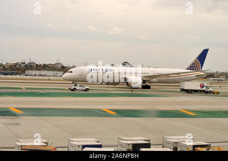 La Lettonie, la Lituanie, le 12 décembre 2018 : un avion de United Airlines attend sur le tarmac de l'Aéroport International en Lettonie, Lituanie Banque D'Images