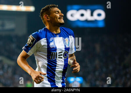 Porto, Portugal. 27 Oct, 2019. Joueur du FC Porto Francisco Soares célèbre un but durant le match 8 pour la première ligue portugaise entre le FC Porto et le FC Famalicão au stade du Dragon de Porto.(score final : 3:0 FC Porto FC Famalicão) Credit : SOPA/Alamy Images Limited Live News Banque D'Images