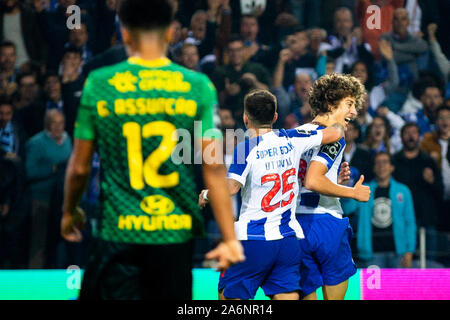 Porto, Portugal. 27 Oct, 2019. Joueur du FC Porto Francisco Soares célèbre un but durant le match 8 pour la première ligue portugaise entre le FC Porto et le FC Famalicão au stade du Dragon de Porto.(score final : 3:0 FC Porto FC Famalicão) Credit : SOPA/Alamy Images Limited Live News Banque D'Images