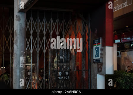 Hong Kong, Chine. 27 Oct, 2019. La police à la station de MTR pendant la manifestation.Hong Kong des manifestants pro-démocratie ont manifesté contre la brutalité policière à Tsim Sha Tsui. Le rassemblement s'est transformé en un conflit dans la nuit à Mong Kok. Credit : SOPA/Alamy Images Limited Live News Banque D'Images