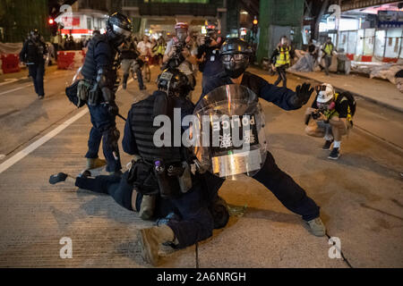 Hong Kong, Chine. 27 Oct, 2019. Un manifestant d'être arrêtés lors de la manifestation.Hong Kong des manifestants pro-démocratie ont manifesté contre la brutalité policière à Tsim Sha Tsui. Le rassemblement s'est transformé en un conflit dans la nuit à Mong Kok. Credit : SOPA/Alamy Images Limited Live News Banque D'Images