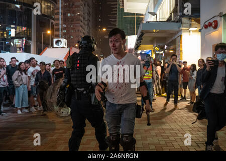 Hong Kong, Chine. 27 Oct, 2019. (NOTE de l'ÉDITEUR : l'image contient le contenu graphique)un manifestant battu par la police lors de la manifestation. Hong Kong les manifestants pro-démocratie ont manifesté contre la brutalité policière à Tsim Sha Tsui. Le rassemblement s'est transformé en un conflit dans la nuit à Mong Kok. Credit : SOPA/Alamy Images Limited Live News Banque D'Images