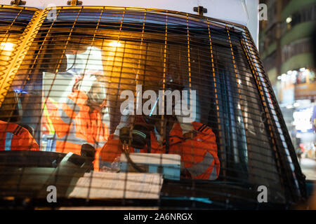 Hong Kong, Chine. 27 Oct, 2019. Une ambulance l'homme portant un masque durant la démonstration.Hong Kong des manifestants pro-démocratie ont manifesté contre la brutalité policière à Tsim Sha Tsui. Le rassemblement s'est transformé en un conflit dans la nuit à Mong Kok. Credit : SOPA/Alamy Images Limited Live News Banque D'Images