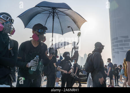 Hong Kong, Chine. 27 Oct, 2019. Les manifestants avec des masques à gaz pendant la manifestation.Hong Kong des manifestants pro-démocratie ont manifesté contre la brutalité policière à Tsim Sha Tsui. Le rassemblement s'est transformé en un conflit dans la nuit à Mong Kok. Credit : SOPA/Alamy Images Limited Live News Banque D'Images
