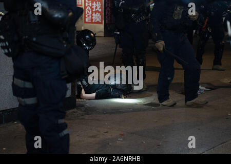 Hong Kong, Chine. 27 Oct, 2019. Un manifestant d'être arrêtés lors de la manifestation.Hong Kong des manifestants pro-démocratie ont manifesté contre la brutalité policière à Tsim Sha Tsui. Le rassemblement s'est transformé en un conflit dans la nuit à Mong Kok. Credit : SOPA/Alamy Images Limited Live News Banque D'Images