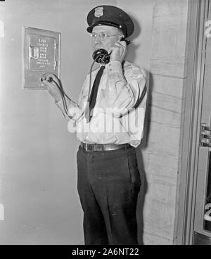 Les rapports des gardes dans FBI. Washington, D.C., août 4. Ray D. Buckingham en utilisant un plug-in, qui téléphone tous les porte de garde dans le cadre de son équipement ordinaire ca. 1937 Banque D'Images