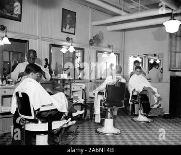 Sénateurs ayant leur couper les cheveux au Sénat Office Building de coiffure pour ca. 1937 Banque D'Images