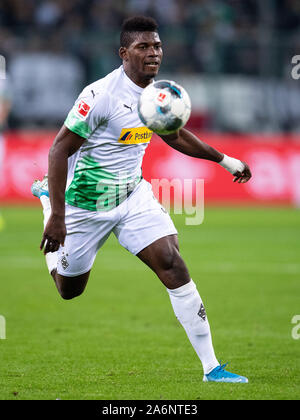 27 octobre 2019, en Rhénanie du Nord-Westphalie, Mönchengladbach : Soccer : Bundesliga, l'Eintracht Francfort - Borussia Mönchengladbach, 9e journée de Borussia-Park. La grosse Caye Breel Gladbach joue la balle. Photo : Marius Becker/DPA - NOTE IMPORTANTE : en conformité avec les exigences de la DFL Deutsche Fußball Liga ou la DFB Deutscher Fußball-Bund, il est interdit d'utiliser ou avoir utilisé des photographies prises dans le stade et/ou la correspondance dans la séquence sous forme d'images et/ou vidéo-comme des séquences de photos. Banque D'Images