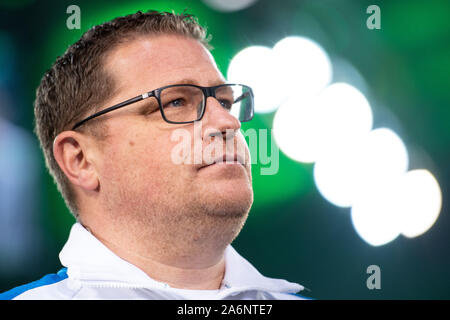 27 octobre 2019, en Rhénanie du Nord-Westphalie, Mönchengladbach : Soccer : Bundesliga, l'Eintracht Francfort - Borussia Mönchengladbach, 9e journée de Borussia-Park. Gladbach's directeur sportif Max Eberl cherche dans le round avant le match. Photo : Marius Becker/DPA - NOTE IMPORTANTE : en conformité avec les exigences de la DFL Deutsche Fußball Liga ou la DFB Deutscher Fußball-Bund, il est interdit d'utiliser ou avoir utilisé des photographies prises dans le stade et/ou la correspondance dans la séquence sous forme d'images et/ou vidéo-comme des séquences de photos. Banque D'Images