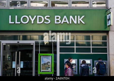 Les gens passent devant une succursale de la Banque Lloyds à Londres. Banque D'Images