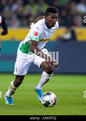 27 octobre 2019, en Rhénanie du Nord-Westphalie, Mönchengladbach : Soccer : Bundesliga, l'Eintracht Francfort - Borussia Mönchengladbach, 9e journée de Borussia-Park. La grosse Caye Breel Gladbach joue la balle. Photo : Marius Becker/DPA - NOTE IMPORTANTE : en conformité avec les exigences de la DFL Deutsche Fußball Liga ou la DFB Deutscher Fußball-Bund, il est interdit d'utiliser ou avoir utilisé des photographies prises dans le stade et/ou la correspondance dans la séquence sous forme d'images et/ou vidéo-comme des séquences de photos. Banque D'Images