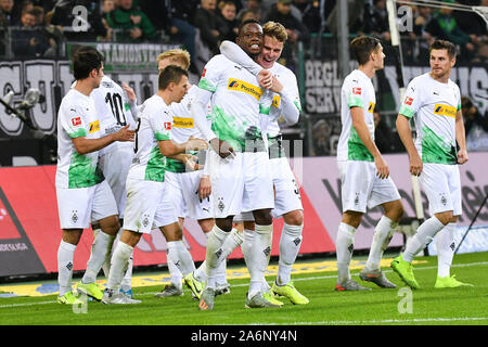 Mönchengladbach, Allemagne. 27 Oct, 2019. Les joueurs de Monchengladbach célébrer après avoir marqué au cours d'une saison 2019-2020 Bundesliga match contre l'Eintracht Francfort à Mönchengladbach, Allemagne, le 27 octobre 2019. Credit : Ulrich Hufnagel/Xinhua/Alamy Live News Banque D'Images