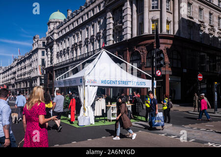 Libre circulation de la rue Regent Street est fermée pour l'été de l'événement dans les rues dans la ville de Westminster, Londres, Angleterre, Royaume-Uni Banque D'Images