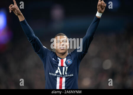 Paris, France. 27 Oct, 2019. Kylian Mbappe du Paris Saint-Germain fête son but pendant le match de Ligue 1 contre l'Olympique de Marseille au Parc des Princes à Paris, France le 27 octobre 2019. Crédit : Jack Chan/Xinhua/Alamy Live News Banque D'Images