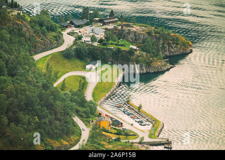 Aurland, Aurlandsvangen, la Norvège. Vu de Aurlandsvangen Stegastein Vue Dans Sogn et Fjordane Fjord. Scenic incroyable Vue aérienne de Norweg Banque D'Images