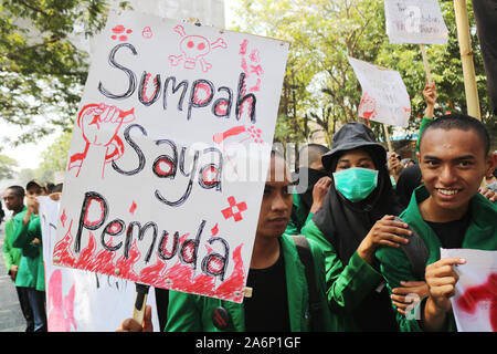 Makassar, Indonésie, le 28 Oct, 2019. Les étudiants de l'Université de l'État islamique de Makassar (NIU) campus, portant des banderoles dans les rues au cours d'une manifestation sur la jeunesse journée. serment Les étudiants manifestent pour demander à l'état de réaliser une démocratie juste, tout en faisant des discours dans le centre de la ville de Makassar qui provoque des embouteillages. Credit : Herwin Bahar/Alamy Live News Banque D'Images