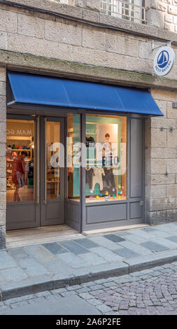 Petit Bateau, marque française de vêtements enfants, boutique Vue de face en France Saint malo 9-8-10 Banque D'Images