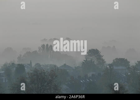 Wimbledon London UK. 28 octobre 2019. Un épais brouillard recouvre le paysage de Wimbledon par un froid matin d'automne froid amer ghazzal /Alamy live News Banque D'Images