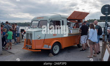 L'alimentation de rue en France : French food truck Cancale, France 2019-08-08 Banque D'Images