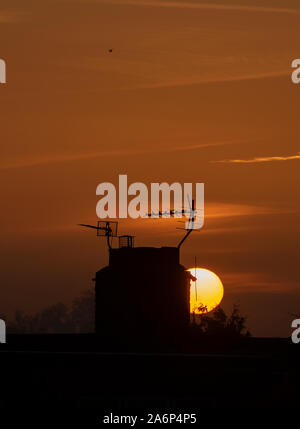 Wimbledon, Londres, Royaume-Uni. 28 octobre 2019. Sunrise Orange en ciel clair derrière toits dans le sud de Londres, après la première nuit d'automne local frost de 2019. Credit : Malcolm Park/Alamy Live News. Banque D'Images