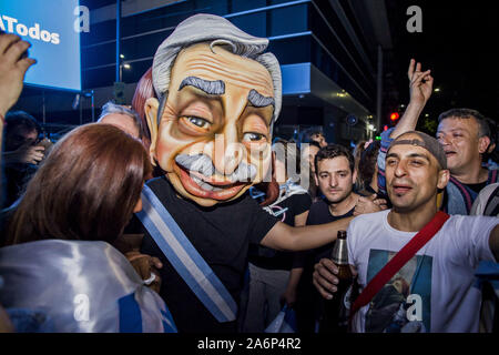 Buenos Aires, capitale fédérale, l'Argentine. 28 Oct, 2019. Élections 2019 : Alberto FernÃ¡Méndez beat Macri dans le premier tour et Kirchnerism revient au pouvoir.Le Président de différences par rapport aux élections primaires (PASO), mais n'est pas parvenue à lui d'aller à tour. Ce lundi il reçoit son gagnant pour commencer la transition. Cristina sera l'étau et auront le contrôle du Sénat. Credit : Roberto Almeida Aveledo/ZUMA/Alamy Fil Live News Banque D'Images