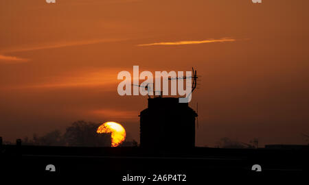 Wimbledon, Londres, Royaume-Uni. 28 octobre 2019. Sunrise Orange en ciel clair derrière toits dans le sud de Londres, après la première nuit d'automne local frost de 2019. Credit : Malcolm Park/Alamy Live News. Banque D'Images