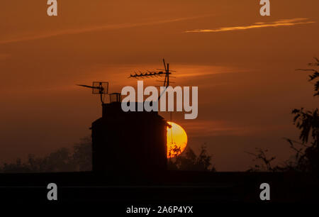 Wimbledon, Londres, Royaume-Uni. 28 octobre 2019. Sunrise Orange en ciel clair derrière toits dans le sud de Londres, après la première nuit d'automne local frost de 2019. Credit : Malcolm Park/Alamy Live News. Banque D'Images