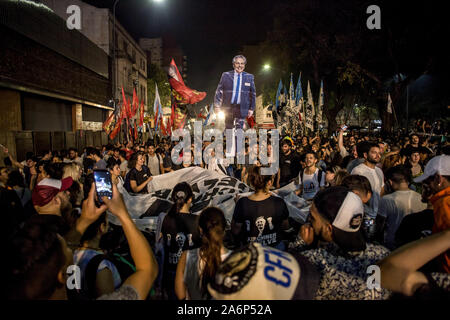 Buenos Aires, capitale fédérale, l'Argentine. 27 Oct, 2019. Élections 2019 : Alberto FernÃ¡Méndez beat Macri dans le premier tour et Kirchnerism revient au pouvoir.Le Président de différences par rapport aux élections primaires (PASO), mais n'est pas parvenue à lui d'aller à tour. Ce lundi il reçoit son gagnant pour commencer la transition. Cristina sera l'étau et auront le contrôle du Sénat. Credit : Roberto Almeida Aveledo/ZUMA/Alamy Fil Live News Banque D'Images