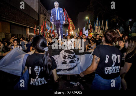 Buenos Aires, capitale fédérale, l'Argentine. 27 Oct, 2019. Élections 2019 : Alberto FernÃ¡Méndez beat Macri dans le premier tour et Kirchnerism revient au pouvoir.Le Président de différences par rapport aux élections primaires (PASO), mais n'est pas parvenue à lui d'aller à tour. Ce lundi il reçoit son gagnant pour commencer la transition. Cristina sera l'étau et auront le contrôle du Sénat. Credit : Roberto Almeida Aveledo/ZUMA/Alamy Fil Live News Banque D'Images