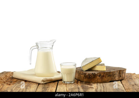 Différents produits laitiers, fromage, crème, lait sur table en bois et fond blanc. Saine alimentation et mode de vie, la nutrition, les régimes alimentaires naturels biologiques. De délicieux mets et boissons. Banque D'Images