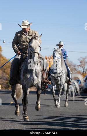 Chevaux au Dia de los Muertos en célébration communautaire Tieton, Washington le dimanche, Octobre 27, 2019. Tieton arts & lettres accueille la célébration annuelle de se souvenir de leurs amis et les membres de leur famille qui sont morts et pour aider à soutenir leur démarche. Banque D'Images