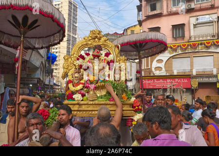 Pendant les 9 jours de festival Brahmotsavam Fanaswadi Temple de Bhuleshwar, Mumbai, Inde, les Hindous portent un palanquin avec une figure de Dieu Venkateshwara Banque D'Images