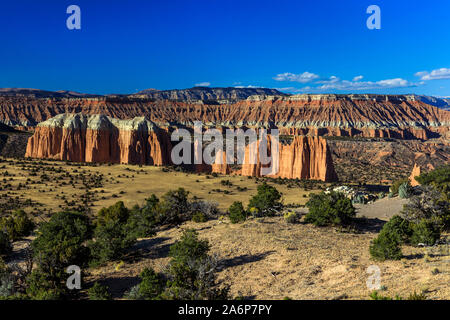 Une fin d'après-midi vue de la spectaculaire falaise de grès à cannelures monolithes et murs de la cathédrale, la vallée de Capitol Reef National Park, Utah, USA. Banque D'Images