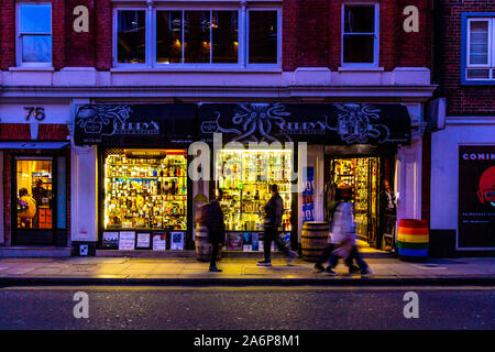 Gerry's Wines & Spirits Shop at Night, Soho, Londres, Royaume-Uni Banque D'Images