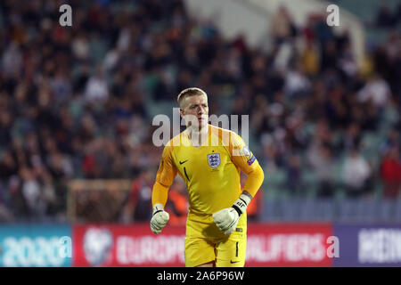 Sofia, Bulgarie - 14 octobre 2019 : gardien Jordan Pickford est vu en action contre un joueur de football bulgare au cours de la Bulgarie contre l'Angleterre par match Banque D'Images