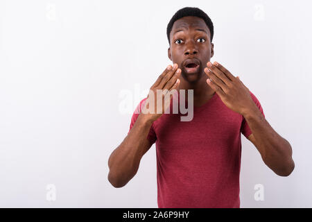 Beau jeune homme africain contre fond blanc Banque D'Images