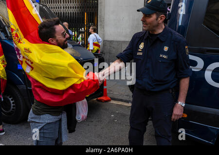 Barcelone, Espagne. 27 Oct, 2019. Après la démonstration de constitutionnaliste, des dizaines de personnes ont communiqué avec le poste de police de Via Laietana, à un spectacle de soutien et de reconnaissance à la Police nationale. (Photo par Francisco José Pelay/Pacific Press) Credit : Pacific Press Agency/Alamy Live News Banque D'Images