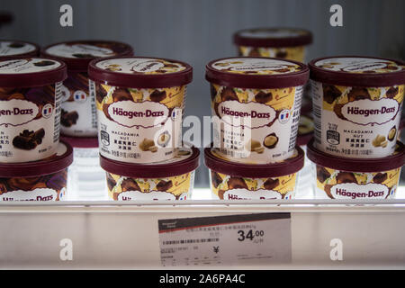 Hagen-Dazs en Chine : la crème glacée Macadamia produits en supermarché chinois, Shanghai, Chine, le 31 juillet 2019 Banque D'Images