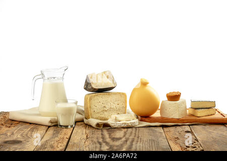 Différents produits laitiers, fromage, crème, lait sur table en bois et fond blanc. Saine alimentation et mode de vie, la nutrition, les régimes alimentaires naturels biologiques. De délicieux mets et boissons. Banque D'Images