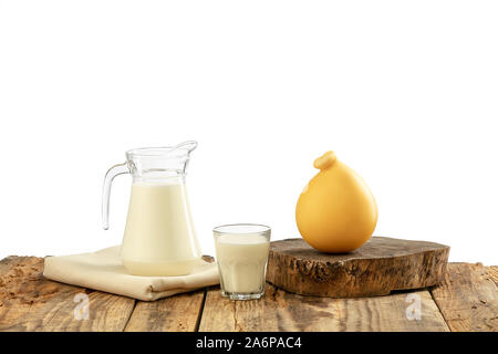 Différents produits laitiers, fromage, crème, lait sur table en bois et fond blanc. Saine alimentation et mode de vie, la nutrition, les régimes alimentaires naturels biologiques. De délicieux mets et boissons. Banque D'Images