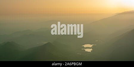 Coucher du soleil sur le sommet du mont Pizzoc, paysage de la vallée du Pô vers l'Revine lacs et la province de Trévise Banque D'Images