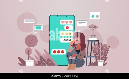 Adolescent intimidé girl using online application chat mobile social media concept de cyber-intimidation harcèlement trolling messages insultants sur toute la longueur de l'écran du smartphone plate horizontale vector illustration Illustration de Vecteur