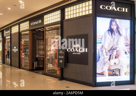 Sacs et Sacs à main sur vente spéciale dans l'entraîneur boutique dans centre commercial chinois : la Chine, le 17 juin 2019 Banque D'Images