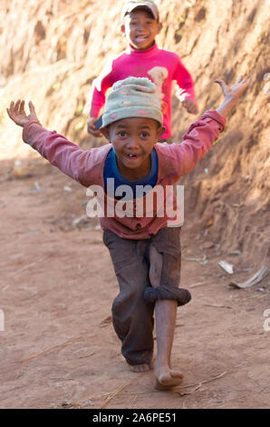 Fiadanana, Madagascar le 26 juillet 2019 - Les enfants dans le village local. Beaucoup de rester sans l'éducation, à cause du manque d'argent. Juillet 26, 2019 Banque D'Images