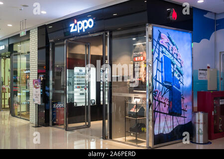 Briquets Zippo en boutiques centre commercial chinois Dalian, Chine 13-06-19 Banque D'Images