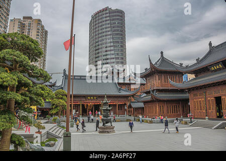 Editorial : SHANGHAI, CHINE, le 16 avril 2019 - Touristes marcher sur la cour du Temple du Bouddha de Jade à Shanghai Banque D'Images