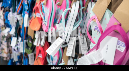 Fermer coup de women's filp flop à l'intérieur de Decathlon, articles de sport et de vêtements Shop à Dalian, Chine 06/11/19 Banque D'Images