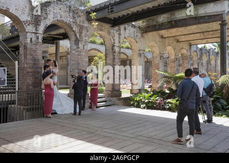 Les gens ont leur jour de mariage photographies prises dans le 2009 rénové et ré-imaginé ex zone de stockage de l'eau, réservoir de Paddington maintenant Gardens Banque D'Images