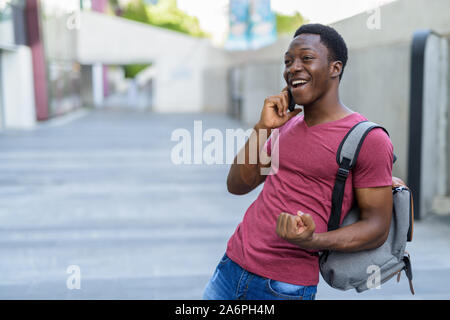 Beau jeune homme sac à dos de transport touristique africain dans le stre Banque D'Images