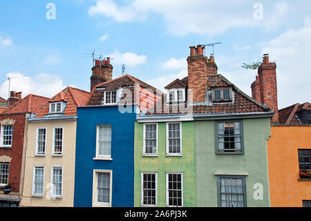Vieux-style coloré boutiques sur rue, Colston Bristol, Angleterre. Banque D'Images